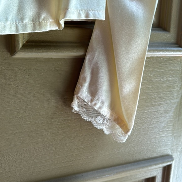 Vintage 70s ivory lace high collar satiny feel ladies top size 9. - Picture 5 of 9